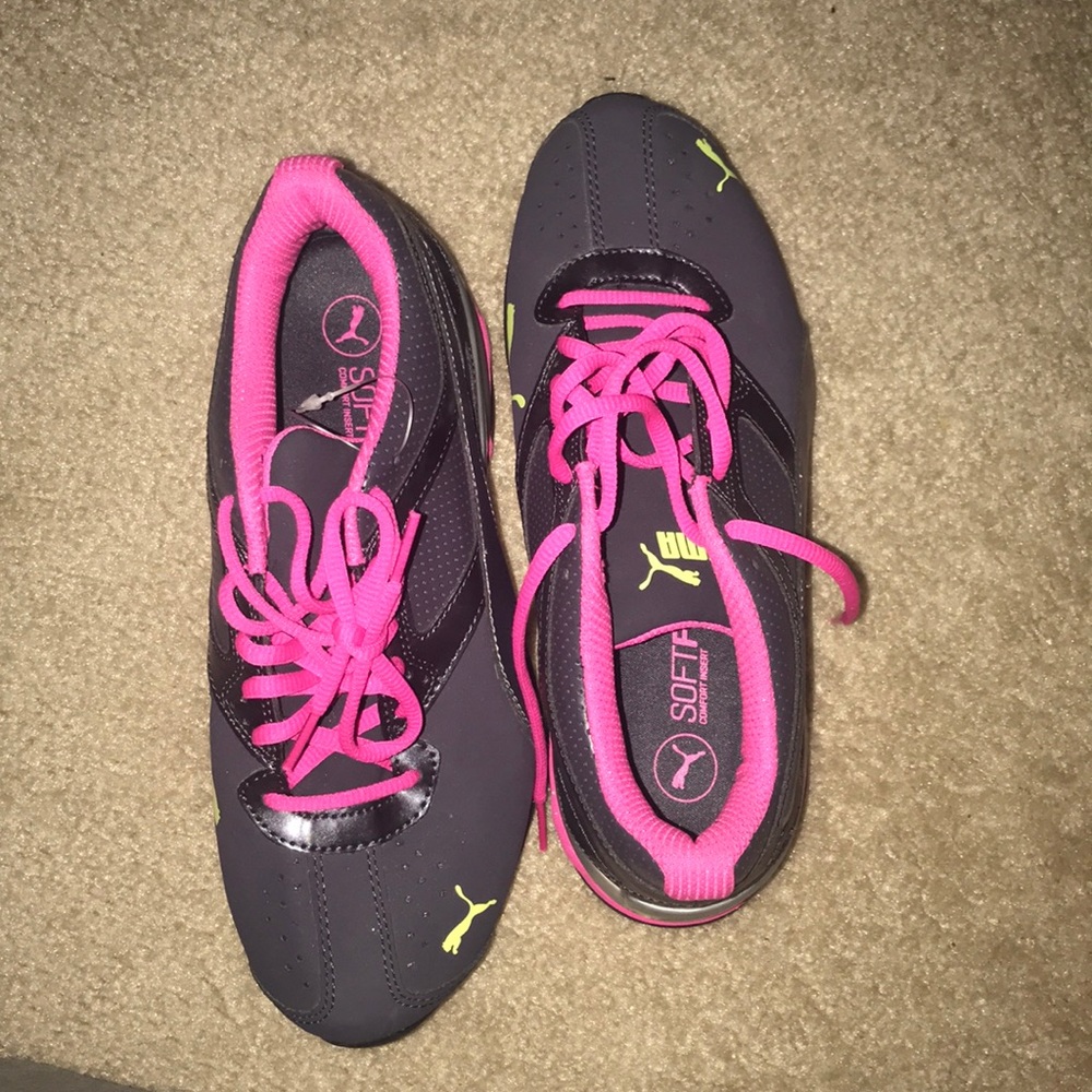 Woman’s Puma running sneakers